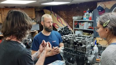 Explications pendant la formation ou stage mécanique moto