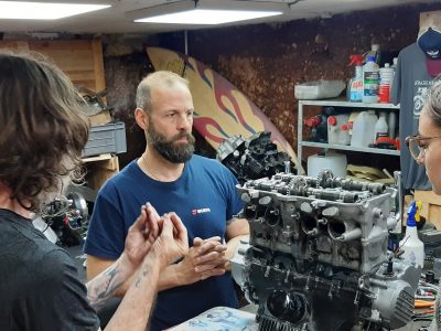 Explications pendant la formation ou stage mécanique moto