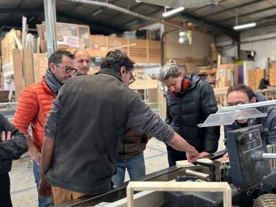 Explications du formateur pendant la formation ébénisterie avec un ébéniste à Montpellier