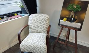Fauteuil blanc au cours de la formation tapissier à Rouen en Normandie