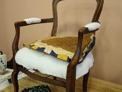 Fauteuil en cours de restauration pendant la formation tapisserie d'ameublement à Bordeaux