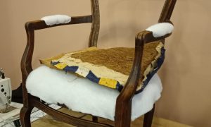 Fauteuil en cours de restauration pendant la formation tapisserie d'ameublement à Bordeaux