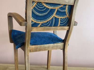 Fauteuil en cours de restauration pendant la formation tapissier d'ameublement à Bordeaux