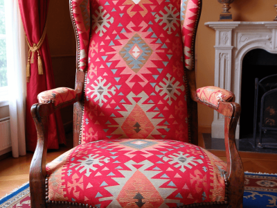 Fauteuil rouge pendant la formation tapissier d'ameublement vers Cognac