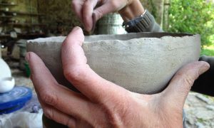 Finition pendant la formation céramique avec une céramiste vers Montpellier
