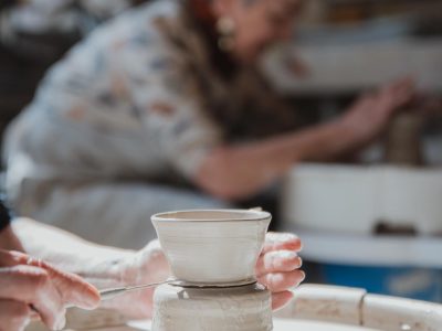 Finitions pendant la formation céramique avec une céramiste dans le Gers