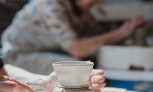 Finitions pendant la formation céramique avec une céramiste dans le Gers