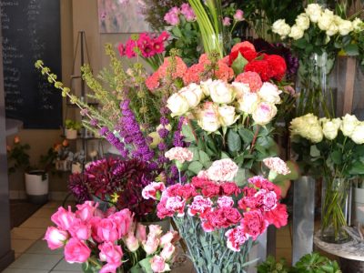 Fleurs en vrac pendant la formation fleuriste à Balma en périphérie de Toulouse