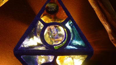 Exemple d'un luminaire en vitrail mexicain et écologique fait par Florence qui propose un stage d'initiation