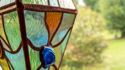 Détail d'un vitrail mexicain et écologique lors d'un stage