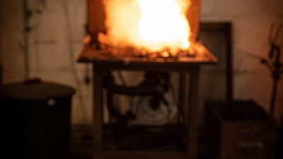 Forge pendant l'atelier coutelier dans une coutellerie vers Rouen en Normandie