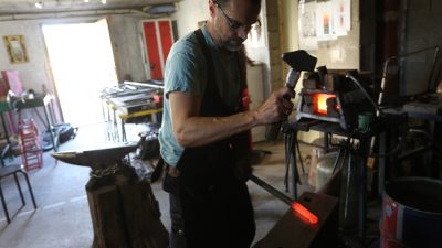 Forgeron David Grenier pour le stage d'initiation à la forge couteliere