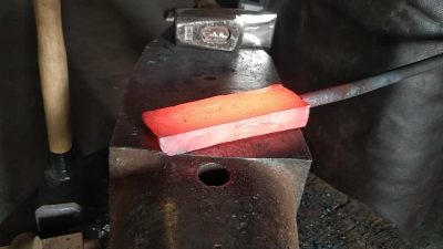 Chauffe au cours du stage ou de l'atelier en forge et coutellerie avec un forgeron coutelier vers Rouen en Normandie