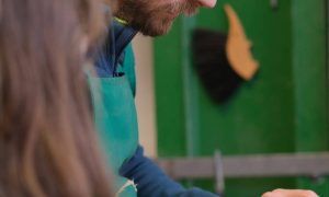 Formateur pendant la formation lutherie en guitare