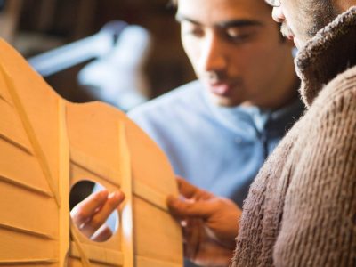 Apprentissage et explications pendant la formation luthier vers Toulouse