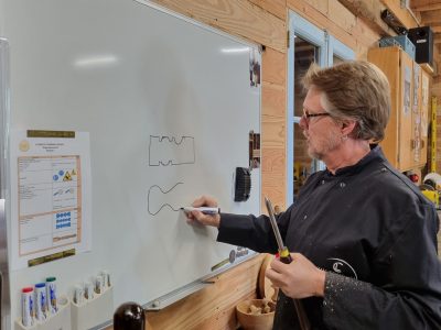 Formateur pendant la formation tourneur sur bois en Gascogne