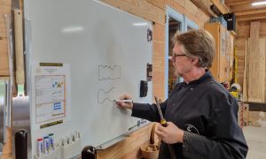Formateur pendant la formation tourneur sur bois en Gascogne