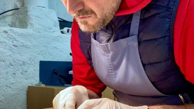 Formateur pendant la formation vitrailliste en Hautte-Garonne