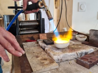 Utilisation du feu pendant la formation bijouterie avec un bijoutier