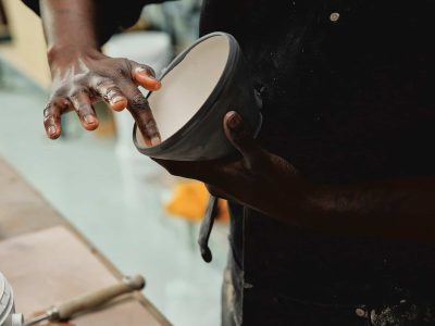 Tournage en céramique pendant la formation poterie ou les cours avec une céramiste à Lille dans le Nord, Hauts-de-France