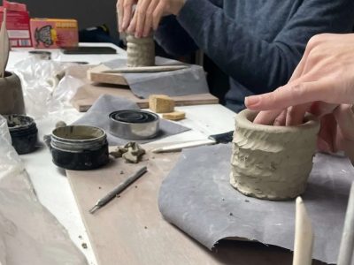 Formation tournage céramique à Lille avec une céramiste