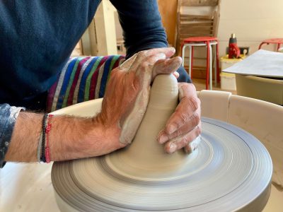 Tournage au cours de la formation céramique, poterie avec une céramiste en Occitanie