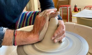 Tournage au cours de la formation céramique, poterie avec une céramiste en Occitanie