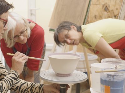Tournage céramique pendant la formation CPF à Béziers dans l'Hérault