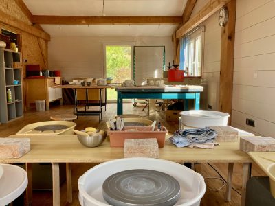 Tours de poterie pendant la formation céramique avec une céramiste vers Montpellier