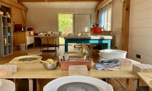 Tours de poterie pendant la formation céramique avec une céramiste vers Montpellier