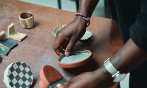 Tournage en céramique pendant la formation poterie ou les cours avec une céramiste à Lille dans le Nord, Hauts-de-France