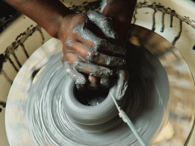 Tournage en céramique pendant la formation poterie ou les cours avec une céramiste à Lille dans le Nord, Hauts-de-France
