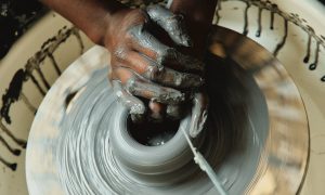 Tournage en céramique pendant la formation poterie ou les cours avec une céramiste à Lille dans le Nord, Hauts-de-France