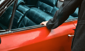 Formation sellerie automobile - siège avec un sellier vers Paris en Ile de France