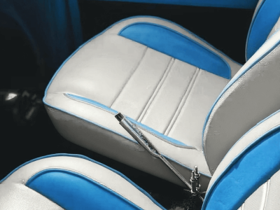 Sièges au cours de la formation sellerie automobile avec un sellier garnisseur expérimenté vers Paris en Ile-de-France