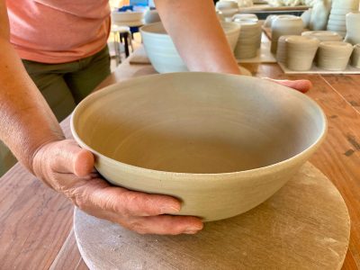 Tournage au cours de la formation céramique, poterie avec une céramiste en Hérault