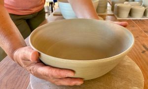 Tournage au cours de la formation céramique, poterie avec une céramiste en Hérault