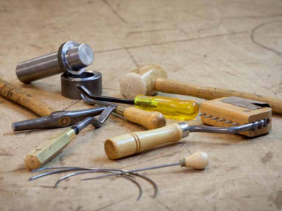 Outils de tapissier d'ameublement pendant la formation à Montpellier