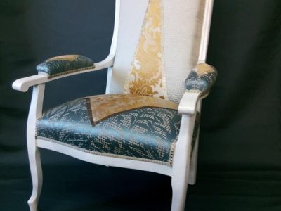 Fauteuil bleu et or restauré lors de la formation tapisserie d'ameublement à Montpellier
