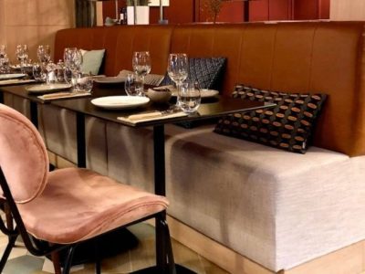 Banquette restaurée avec des tissus modernes et élégants après formation tapissier à Montpellier