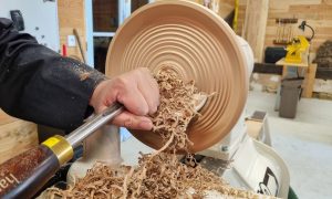 Formation tourneur sur bois pour créer des objets en bois grâce au tour et au tournage sur bois.