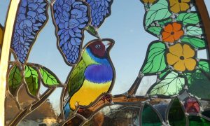 Vitrail d'oiseau au cours de la formation vitrailliste en Bretagne