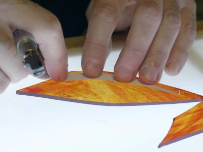 Découpe du verre pendant la formation vitrailliste dans le Perche