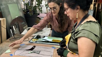 Sklaerenn et une stagiaire au cours de la formation ou le stage vitrailliste proche de Toulouse à Castres dans le Tarn