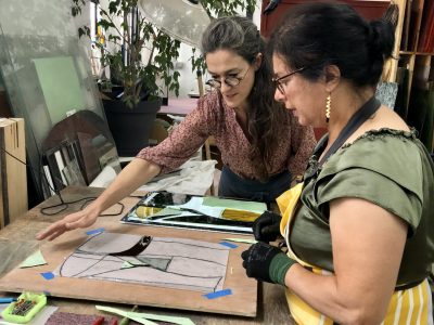 Sklaerenn et une stagiaire au cours de la formation ou le stage vitrailliste proche de Toulouse à Castres dans le Tarn
