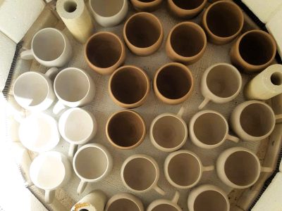 Poteries au four pendant la formation céramique en Charente