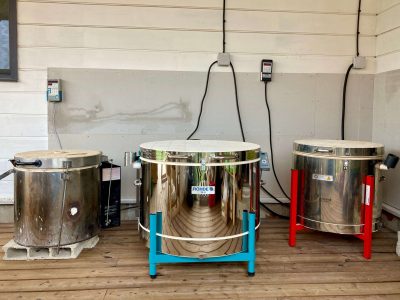 Fours au cours de la formation céramique, poterie avec une céramiste dans les Cévennes