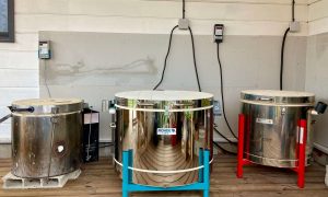 Fours au cours de la formation céramique, poterie avec une céramiste dans les Cévennes