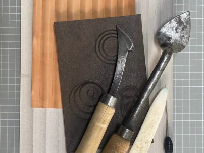 Outils de gainerie pendant la formation maroquinerie à Paris en Ile-de-France