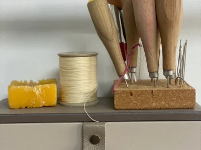 Outils de gainerie pendant la formation maroquinerie à Paris